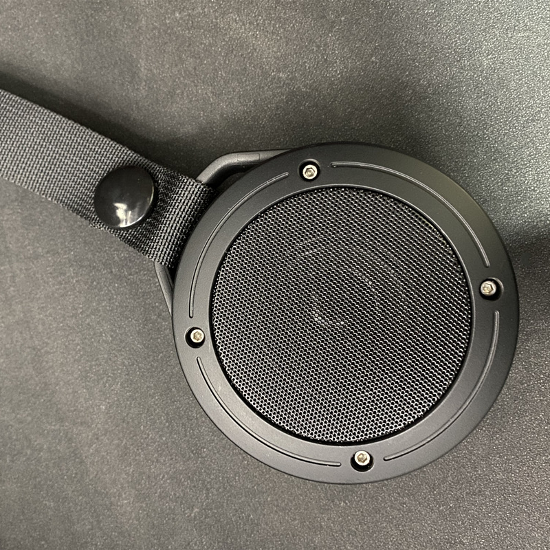 Presento personalizado transfronterizo altavoces Bluetooth inalámbricos al aire libre LED mini impermeable portátil pequeño sonido Bluetooth alto valor facial