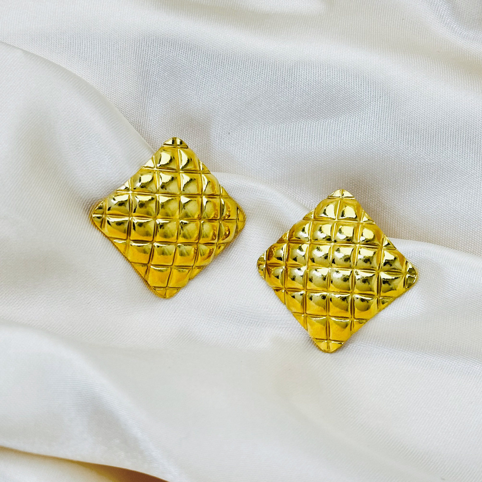 Pendientes de acero inoxidable a rayas cuadradas de tendencia de alta gama transfronteriza europea y americana Pendientes de 18K de lujo ligero para mujer al por mayor