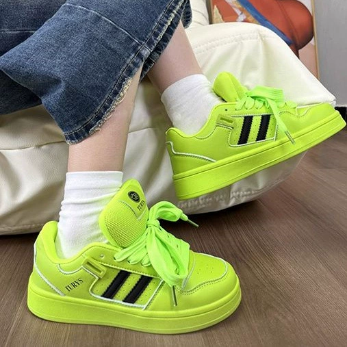 Оригинальные флуоресцентные нишевые хлебные туфли женские повседневные кроссовки дикие 2024 новые сосновые кроссовки осенью