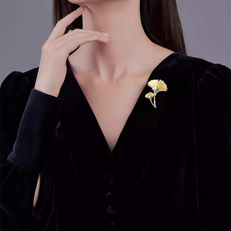 中国風エナメルイチョウ葉ブローチ高級女性精致真珠胸花気質ピン小衆デザイン感アクセサリー|undefined