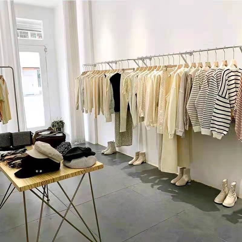 Colgar percha de ropa tienda de ropa de acero inoxidable dibujado estante de pared superior lateral colgar barra transversal espesa tienda de ropa de mujeres y niños colgar barra de ropa