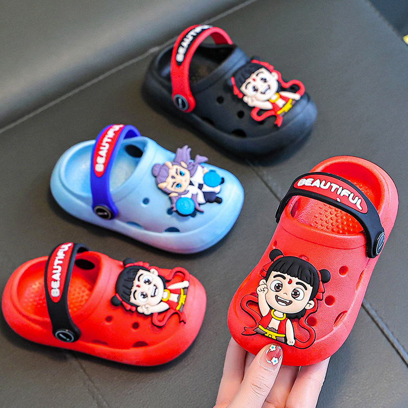 Niños Nezha zapatillas de verano para niños antideslizantes domésticos de dibujos animados para bebés con suela suave para niños pequeños zapatos de agujero de cabeza