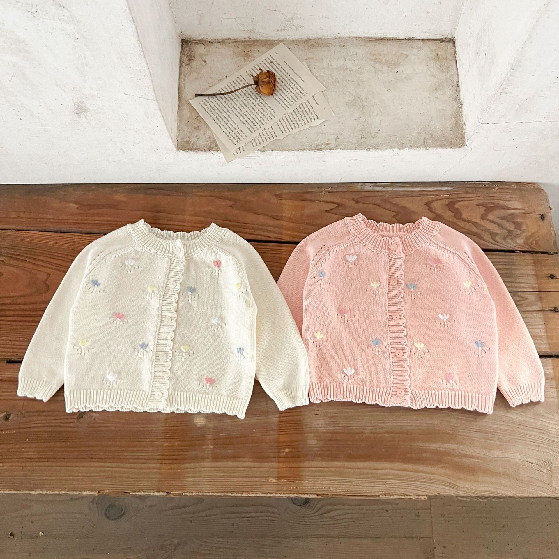 Ins versión coreana de las niñas bebé primavera y otoño flores bordadas suéter cárdigan bebé bebé niño todo fósforo abrigo de suéter de algodón