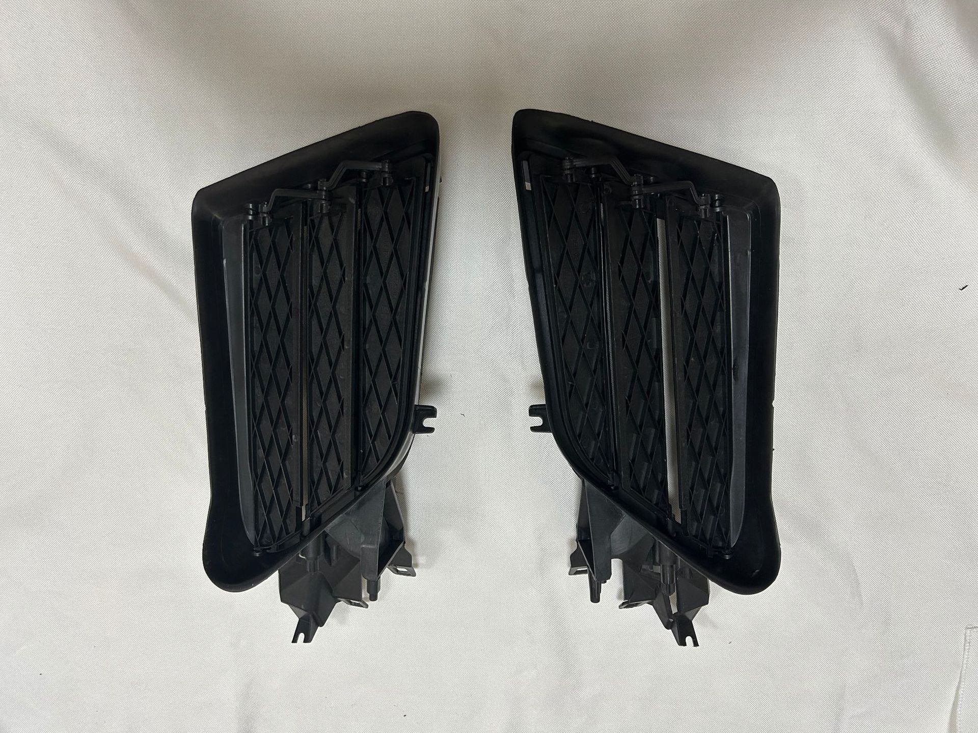 Suitable for Tesla accessories ModelS brand new front fog lamp frame grille 1057851 1058007