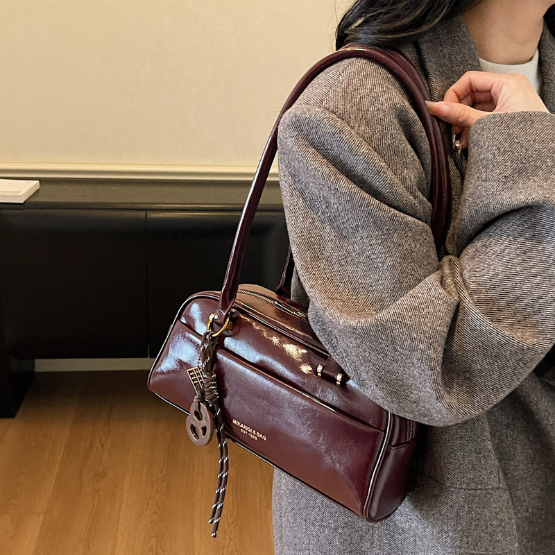 Bolsa de almohada retro para mujeres invierno 2025 nueva alta sensación de cuero suave bolsa de hombro bajo la axila bolsa de bolos de mano de moda