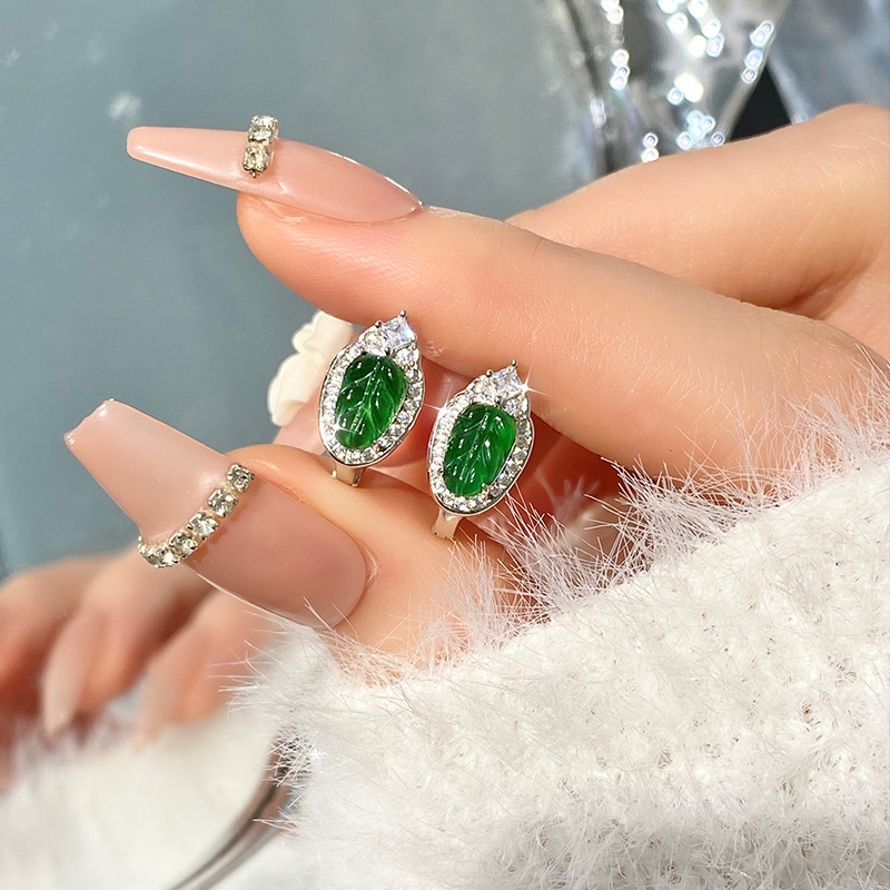 Material natural peligroso Jade Ramas de oro y hojas de jade Pendientes de plata esterlina s925 Diseño de nicho Sensación exquisita Pendientes nuevos chinos retro