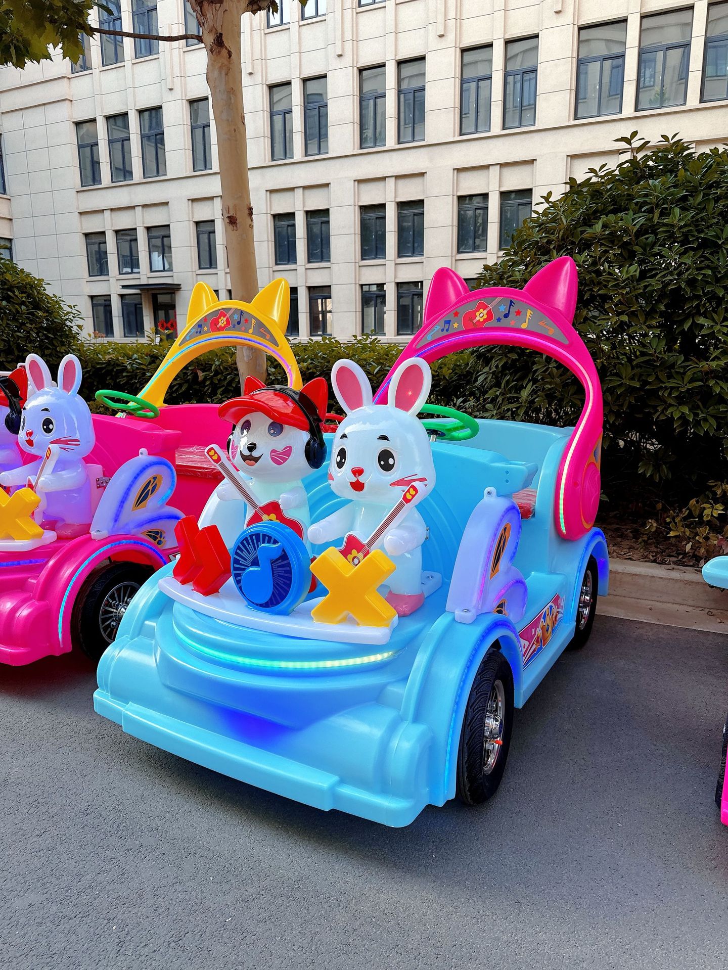 Indoor de alta gama coche de juguete eléctrico para niños cuadrado iluminante coche de atracciones de fibra de vidrio gran rueda coche de atracciones