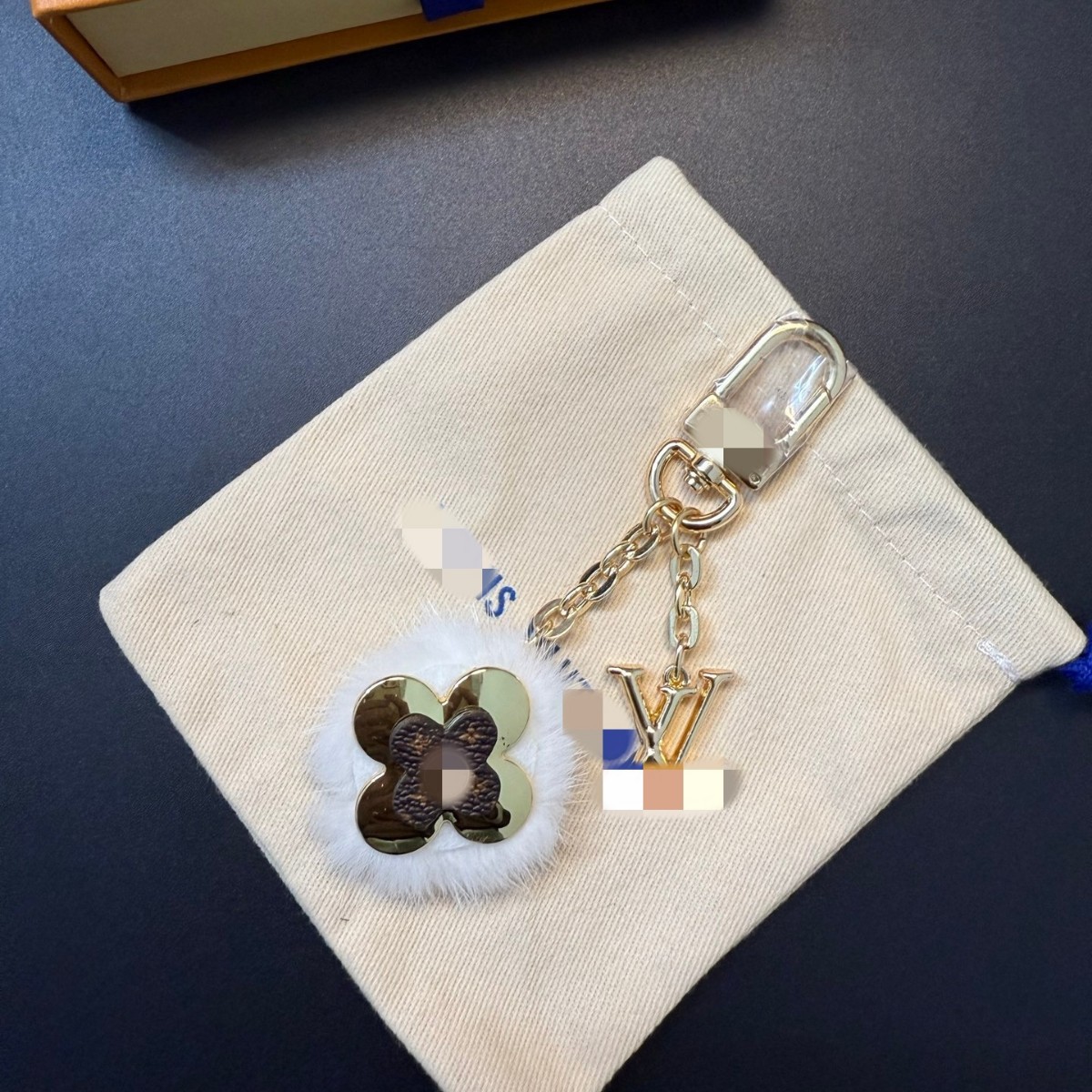 驴家V牌女包包挂件手机饰品新款毛球毛绒钥匙扣批发配件箱包挂饰