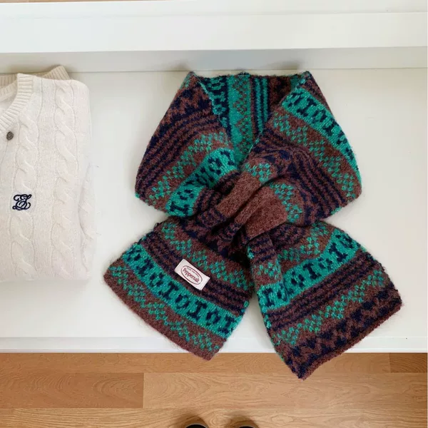 Fair Isle style jacquard short cross-neck scarf for women, new autumn and winter model, warm, versatile, and elegant neck warmer