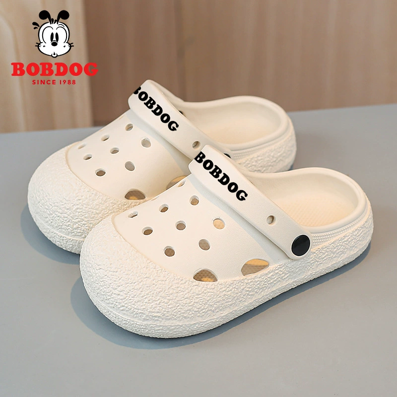 Простые однотонные мальчики и девочки носят дикие летние ботинки для родителей и детей