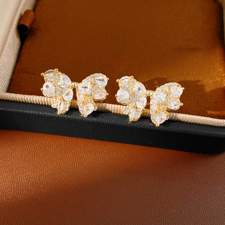 Agujas de plata zircon arco pernos de arco exquisitos moda de transporte universal temperamento ligero lujo alta sensación de aretes al por mayor