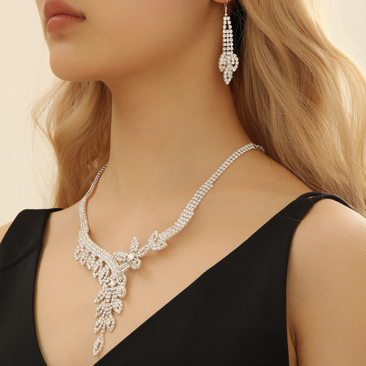 collana donna rete rosso zircone nicchia versatile orecchini ciondolo set metallo clavicola catena fabbrica_voghion.com