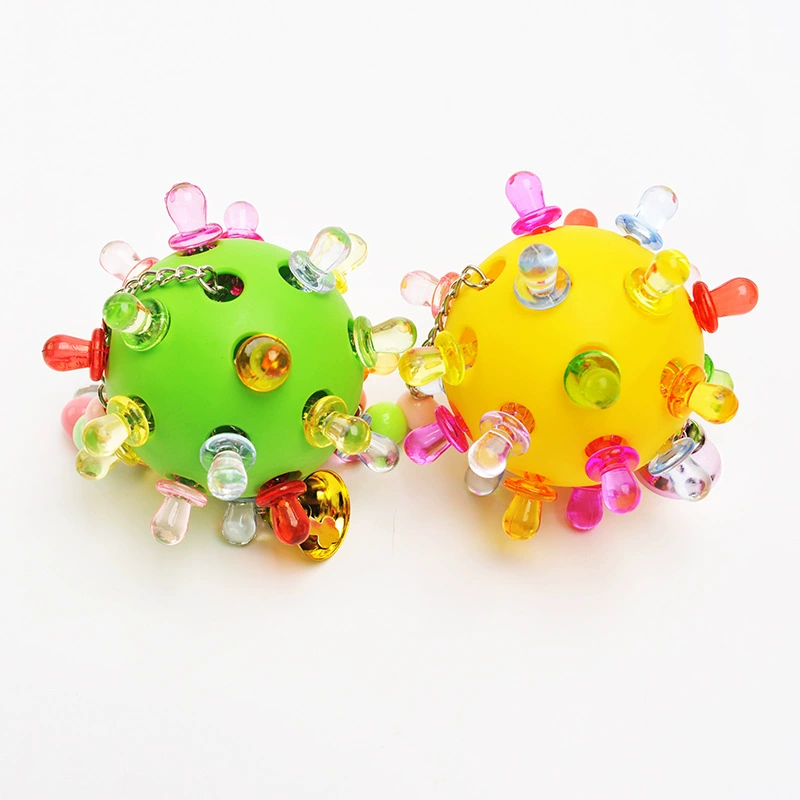 Попугай кусает игрушечный шарик