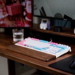キーボードの手は黒い胡桃の木の機械のキーボードを支えます。