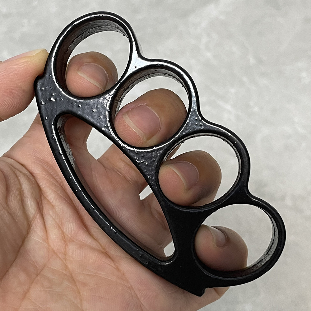 Pequeño anillo negro