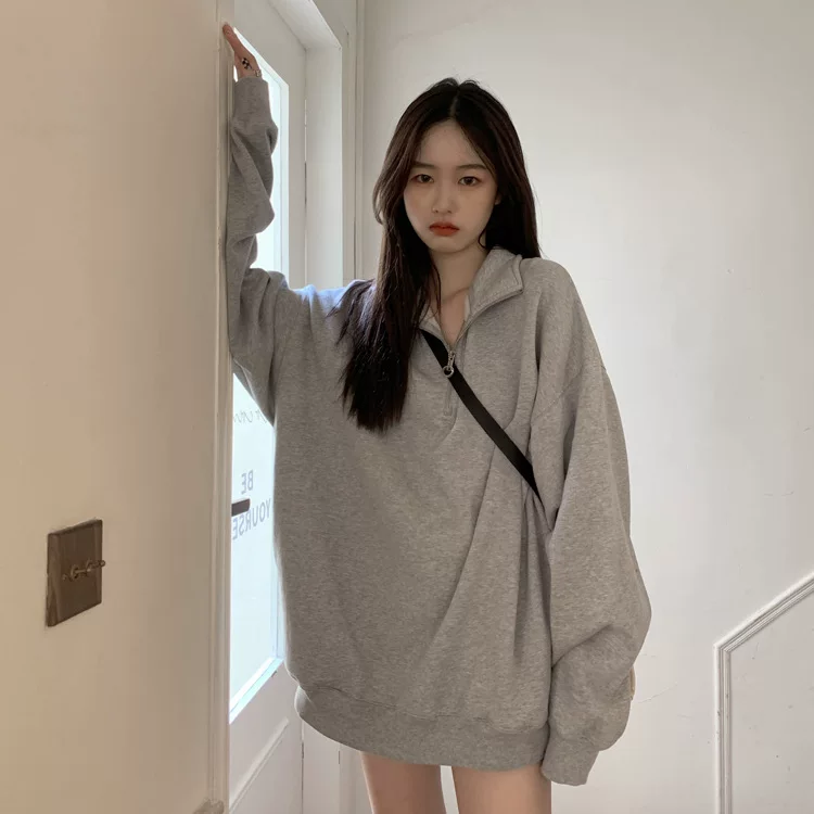 Colored long sweatshirt with zipper, high collar, mid-length