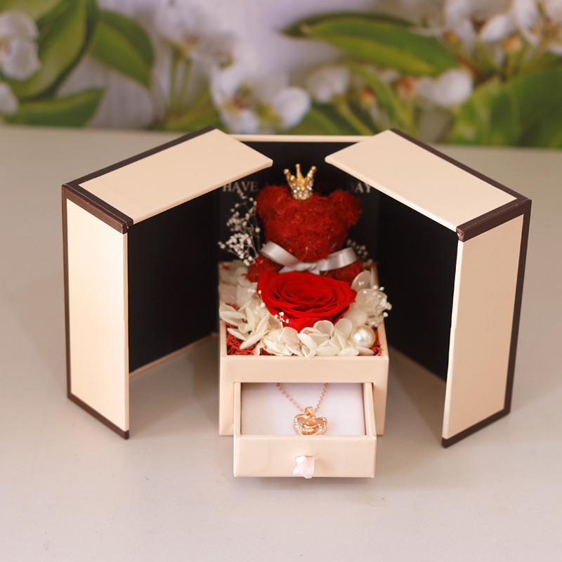 빨간 한 빨간 꽃 작은 목걸이 없음