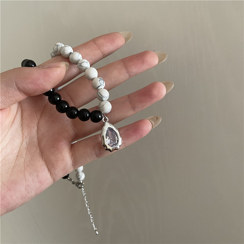 Korean New Personality Black And White Marble Pattern Stitching Necklace Niche Design Clavicle Chain display picture 6