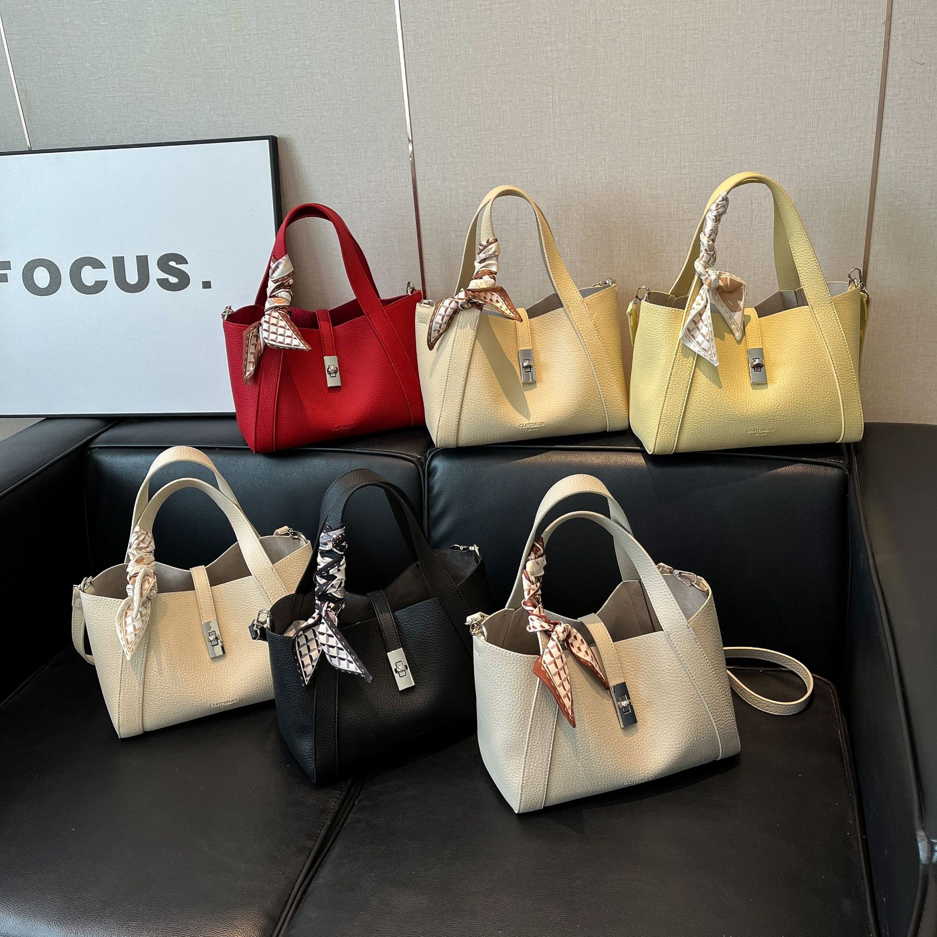 Bolso de mano de textura de alta calidad para mujer 2025 nuevo estilo nicho bolso de cubo de un solo hombro mensajero cesta de verduras bolso de viaje