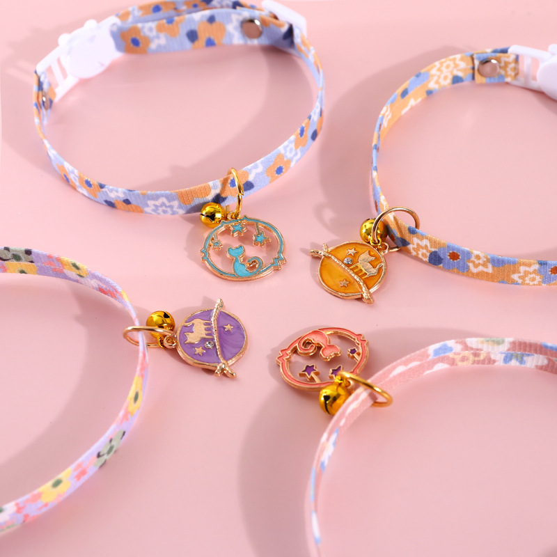 Collar de mascotas ajustable botón de seguridad campana gatos perros estrella gatos flores margarita colgante accesorios collares