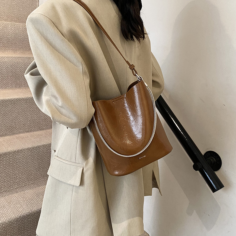 Alta sensación retrógrada de cera de cuero bolso de agua para mujeres 2024 nuevo nicho Zhong universal bolso de hombro de moda bolso de mochila