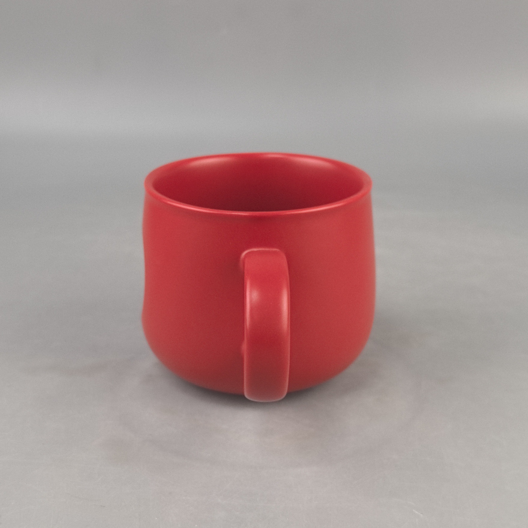 Taza de cerámica de vientre grande mate mate personalizada Taza de personalidad de lujo ligero de temperatura media Regalo de comercio exterior Taza de café con sello de cobre