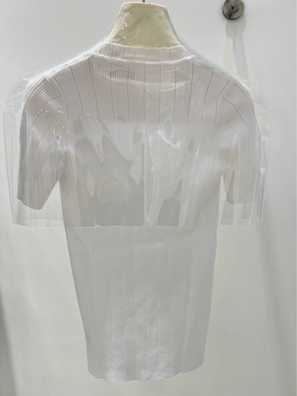 Quality white sweater with a round collar, with short sleeve