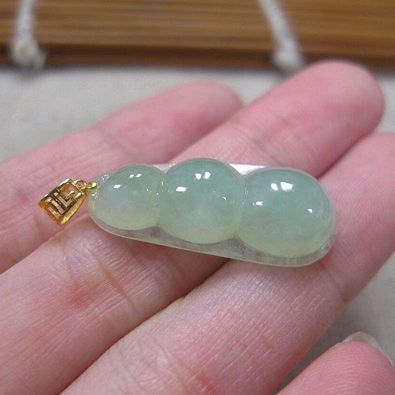 Mặt dây chuyền ngọc bích tự nhiên Miến Điện hình hạt đậu an lành chi tiết 6