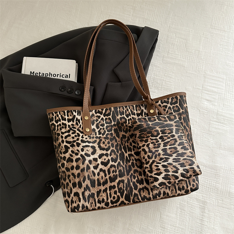 Bolsa de moda coreana de gran capacidad de leopardo para mujeres otoño y invierno 2024 nuevo tipo de bolsa de hombro para niños casuales