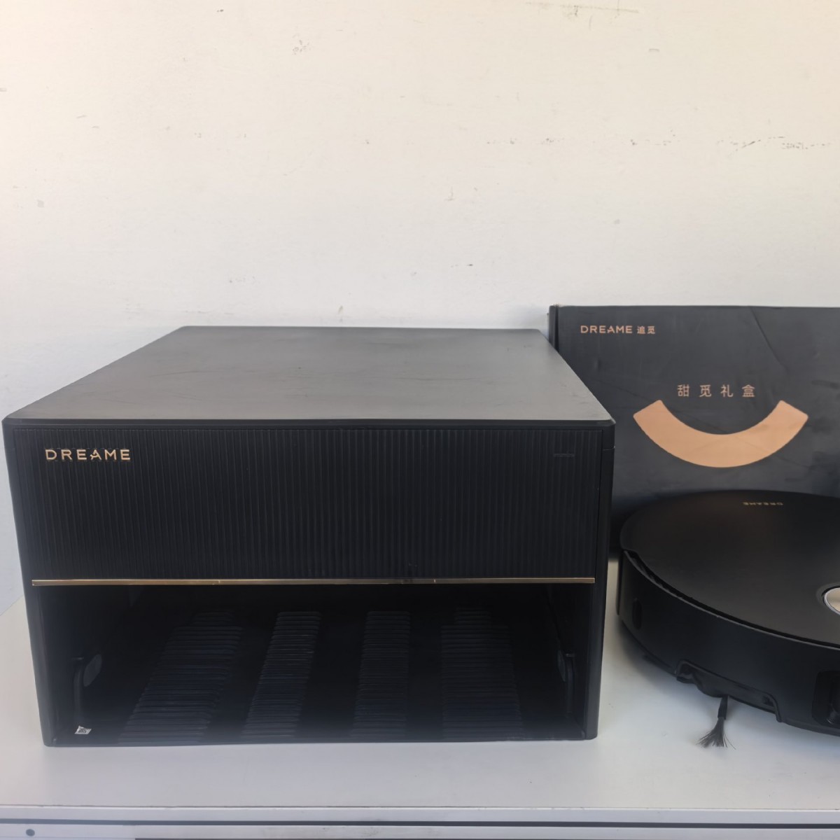 95% New Dreame X50Master Overseas Version Fully Automatic Water Supply and Drainage Sweeping, Vacuuming, and Mopping Floor Cleaning Robot