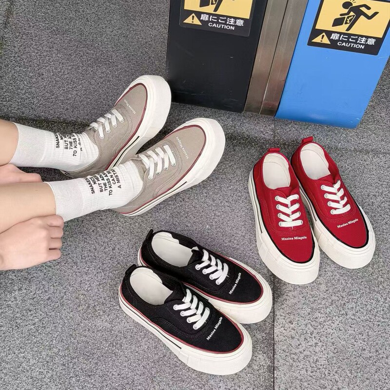 Foreword: Women's Shoes in Minimalist Style, Low-Top Casual Canvas Shoes, New Breathable Platform Sneakers for Women, Spring 2026 Collection