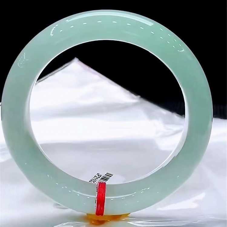 Vòng tay ngọc bích Miến Điện cao cấp – Màu xanh nhạt, đường kính trong 52–64 mm chi tiết 1