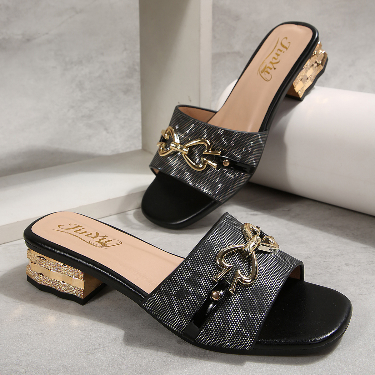 Sandalias de comercio exterior transfronterizas zapatillas de tacón alto para mujeres un pedazo de temperamento de metal decoración de hebilla cuadrada sandalias