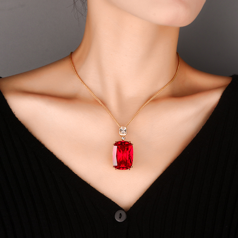 2024 nueva joyería Zhuang Shengsheng, fondo de cobre chapado en oro, tesoro de color de imitación de moda, collar colgante de oro de diamante generoso 20*28