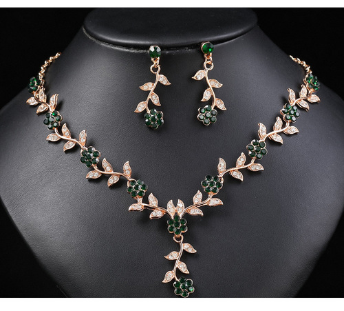 Factory direct supply to European and American necklace sets for brides, retro and versatile plum blossom shape inlaid with colored diamond clavicle chain wholesale