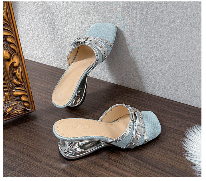 Dép sandal nữ quai ngang mũi vuông hở ngón, khóa kim loại đính đinh tán, gót dị hình tăng chiều cao 6 cm — Màu xanh dương, màu đen chi tiết 23