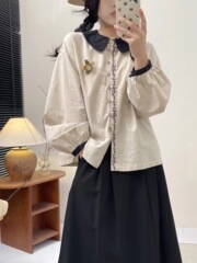 色の子供の襟のシャツにぶつかります。