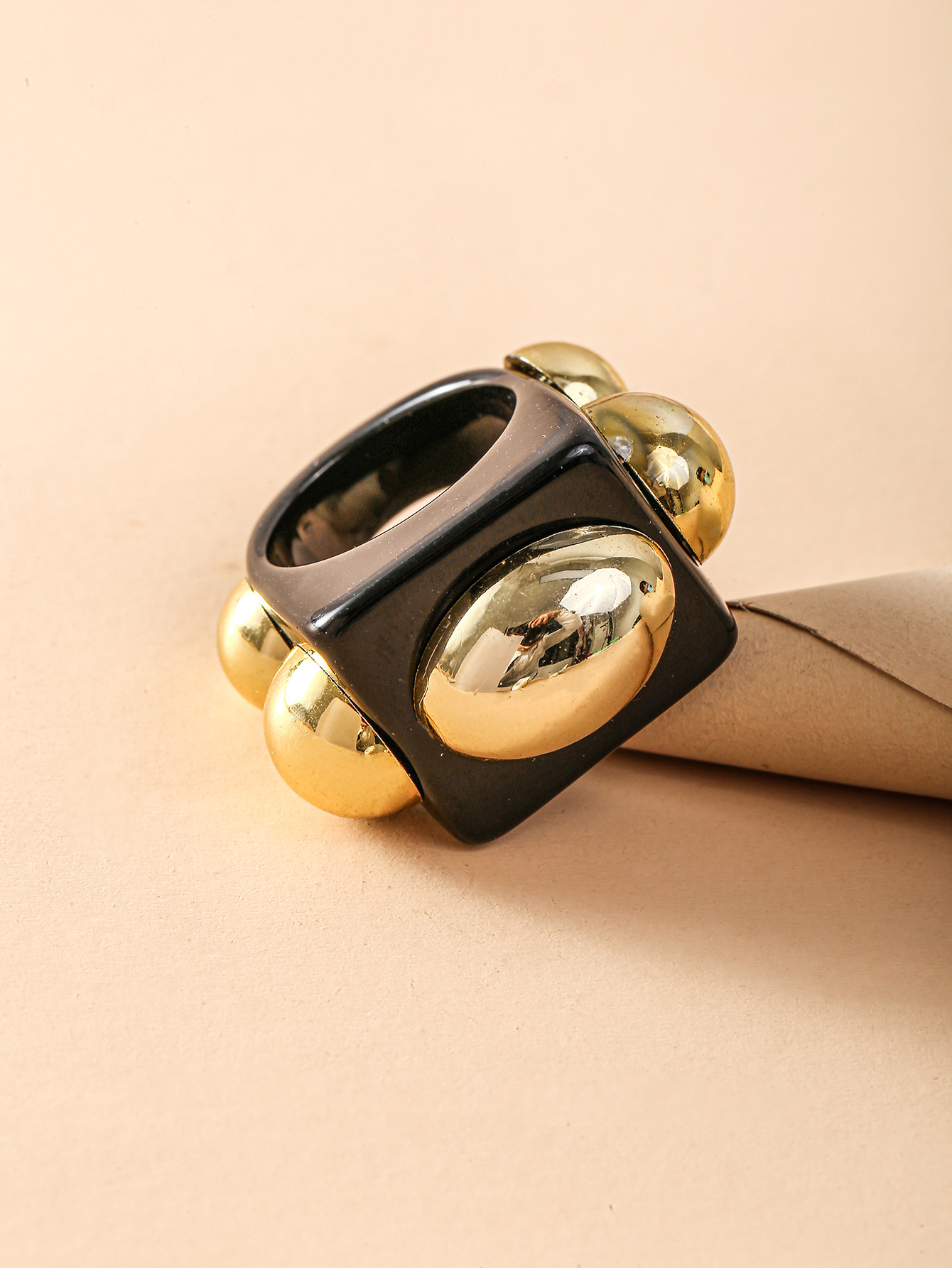 White Resin Ring Men's and Women's Tail Ring Costume Collocation ins Internet Celebrity Exaggerated Personality Ring_voghion.com