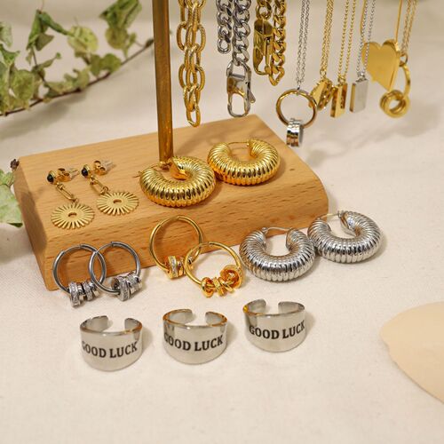 Experience the vacuum electroplating of European and American titanium steel jewelry, which does not fade or cause allergies. Wholesale from manufacturers of hand ornaments, earrings and necklaces 