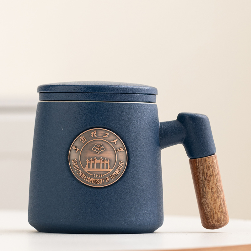 Taza de cerámica famosa escuela taza de filtro taza de marca taza de metal bronce relieve impresión LOGO taza de agua taza con tapa caja de regalo