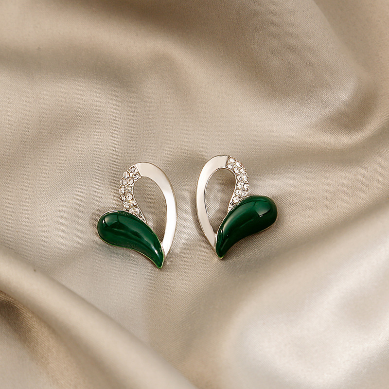 Fashion Micro Inlaid Zircon Heart Shaped Stud Earrings Ear Jewelry display picture 2