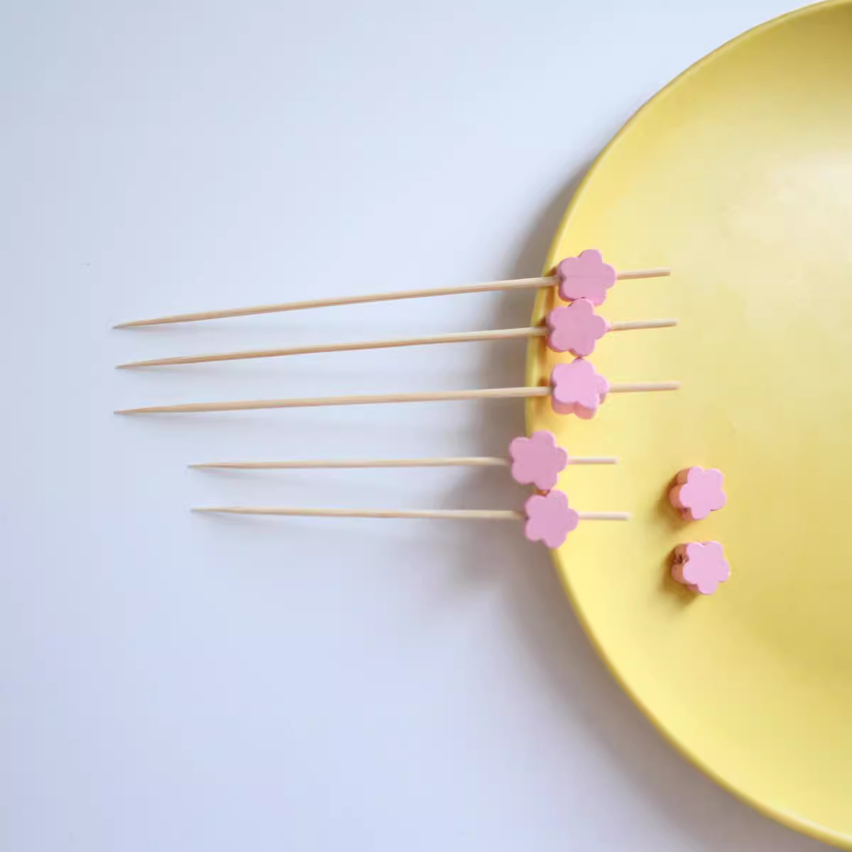 Directo de fábrica al por mayor colorido ciruela flor desechable palo de fruta palo de bambú tenedor de fruta creativo sándwich palo de fruta enchufe