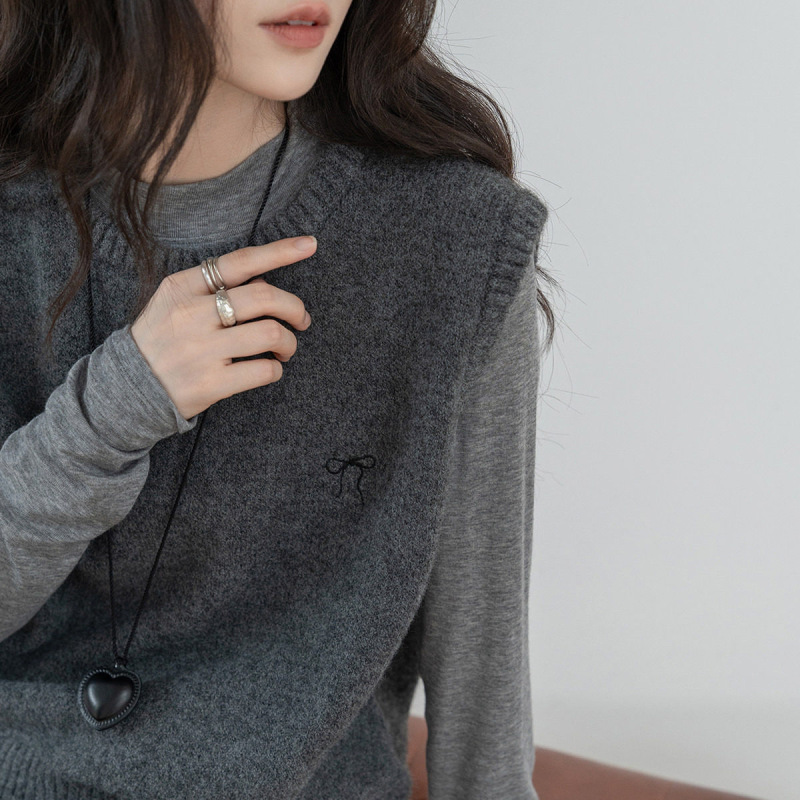 Women's round-neck knitted vest with simple embroidery, short sleeveless sweater for layering, casual tank top Women's round-neck knitted vest with simple embroidery, short sleeveless sweater for layering, casual tank top