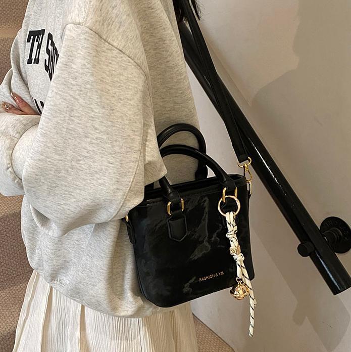 Bolso de mano popular ultra caliente para mujeres 2025 nuevo estilo versátil bolso de hombro casual simple de alto nivel nicho bolso de cubo