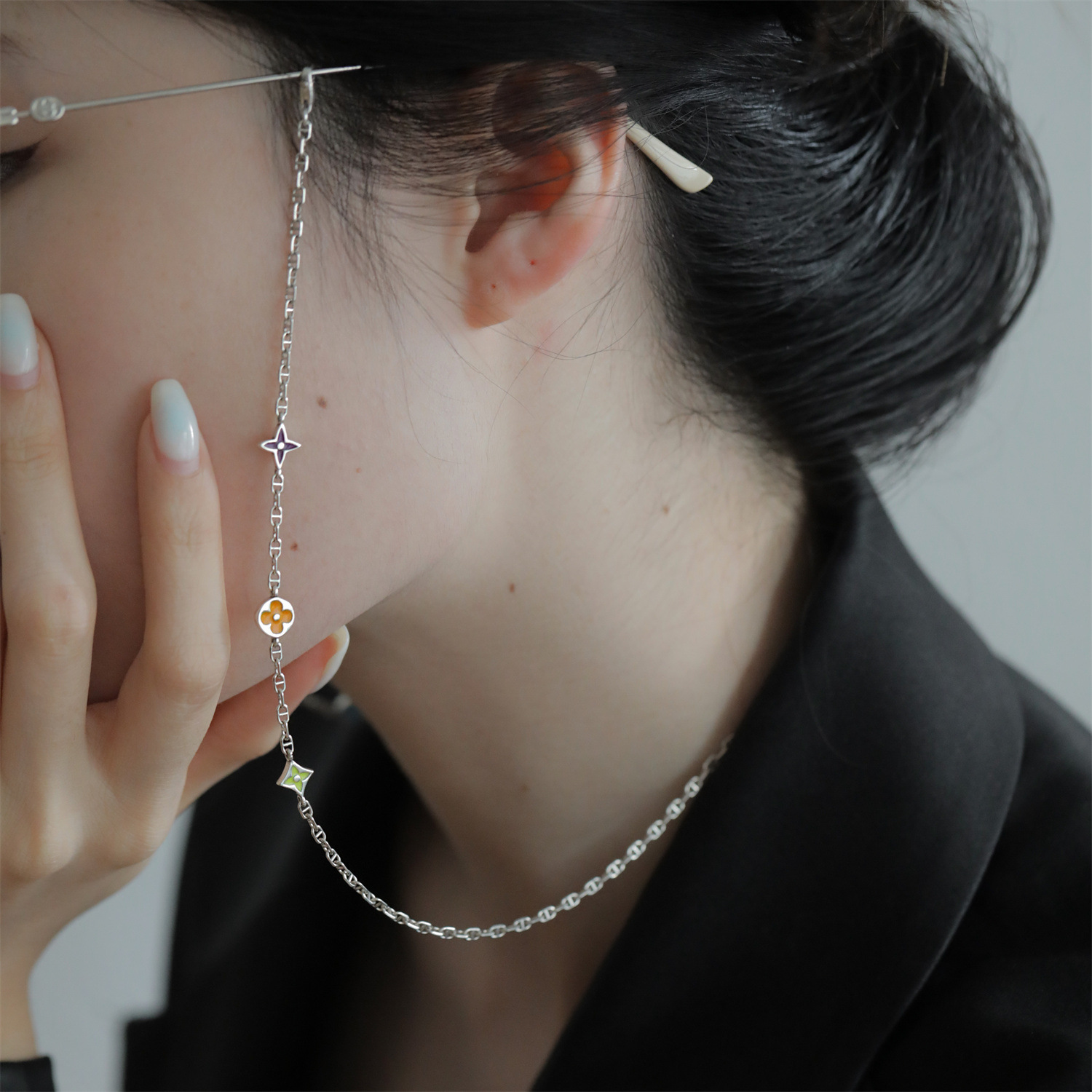 Glasses Chain Mask Chain Four-leaf Clover Old Bone Flower Double Button Pig Nose Necklace Niche Advanced Sense Cold Wind Necklace for Women