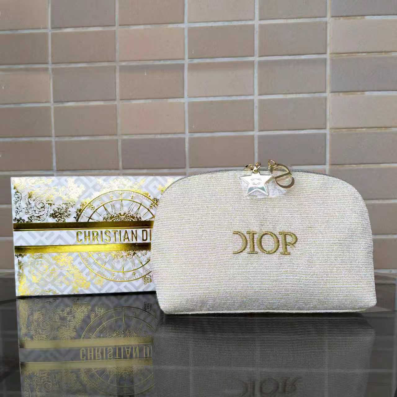 化粧バッグはピンクの白い化粧バッグを取り出します。