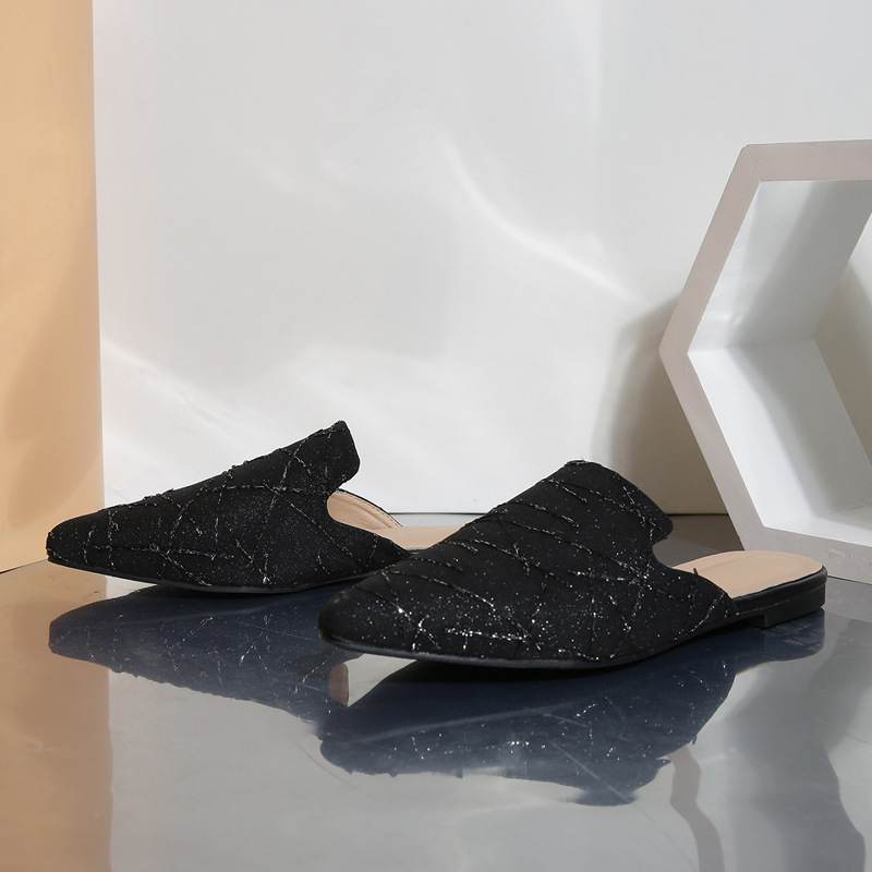 Damsandaler med bullhuvud och halvklackar bär en platt mullersko_voghion.com