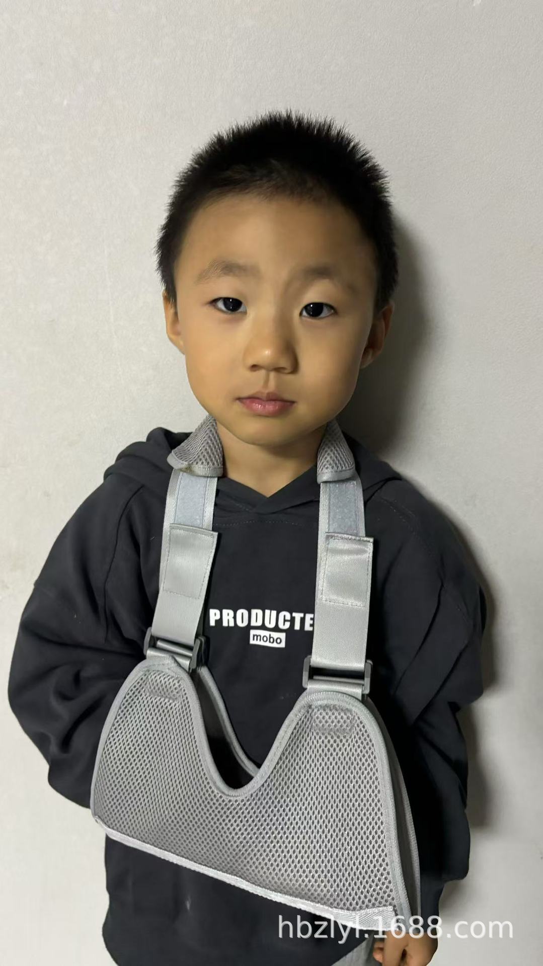 Серый слинг для предплечья для детей