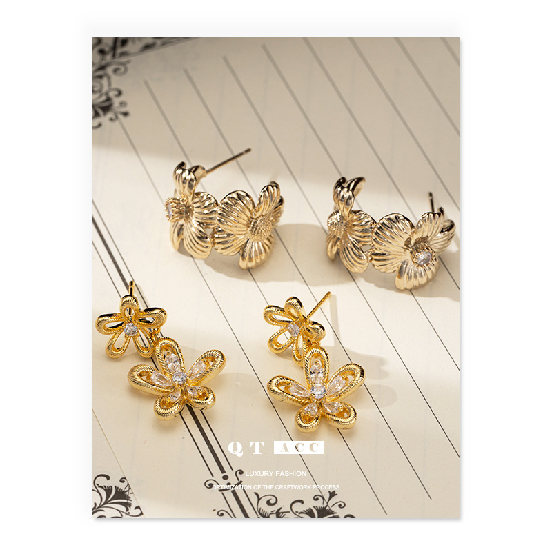 Moda europea y americana de alta calidad delicada pernos de flor incrustados con zircon otoño y invierno nuevo temperamento simple y versátil para mujeres