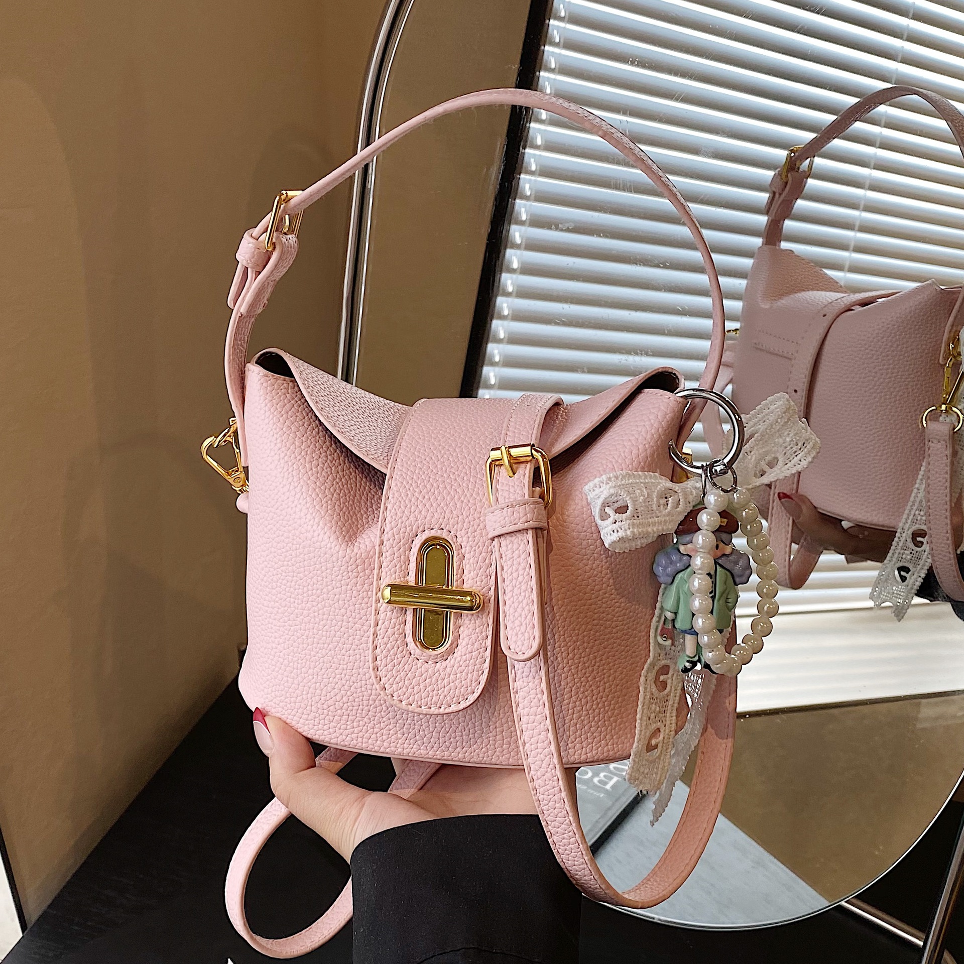 Bolso de mano de cercanías de nicho para mujer 2025 nuevo bolso de hombro moda simple casual bolso de mensajero para la axila